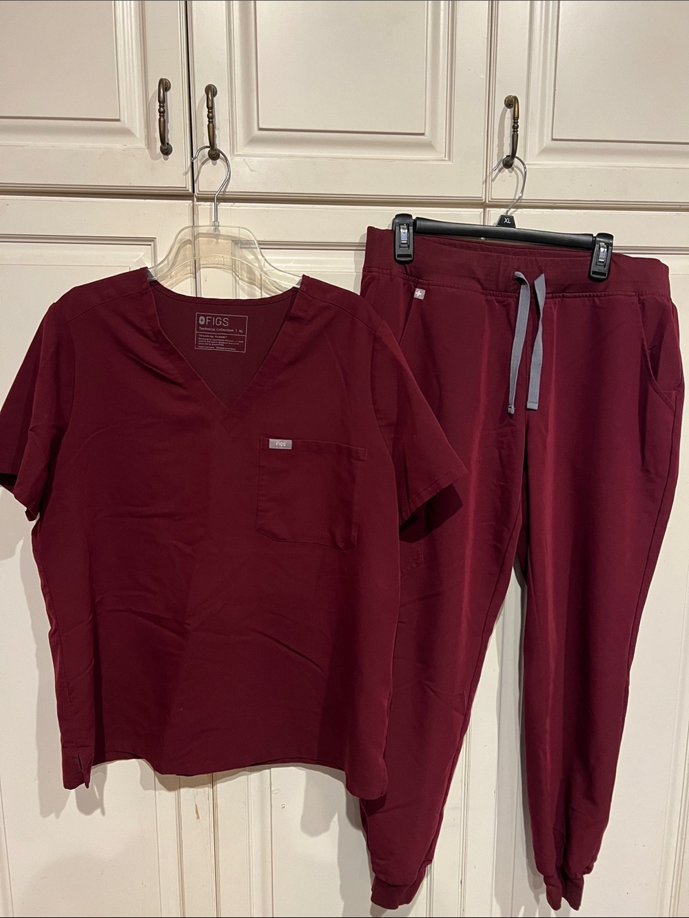 Figs Women's Burgundy XL V-Neck Scrub Top and L Jogger Pants Set